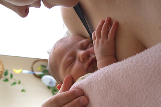 Csecsemő újraélesztés és elsősegély felkészítés leendő szülők számára akik aggódnak a bölcsőhalál miatt.